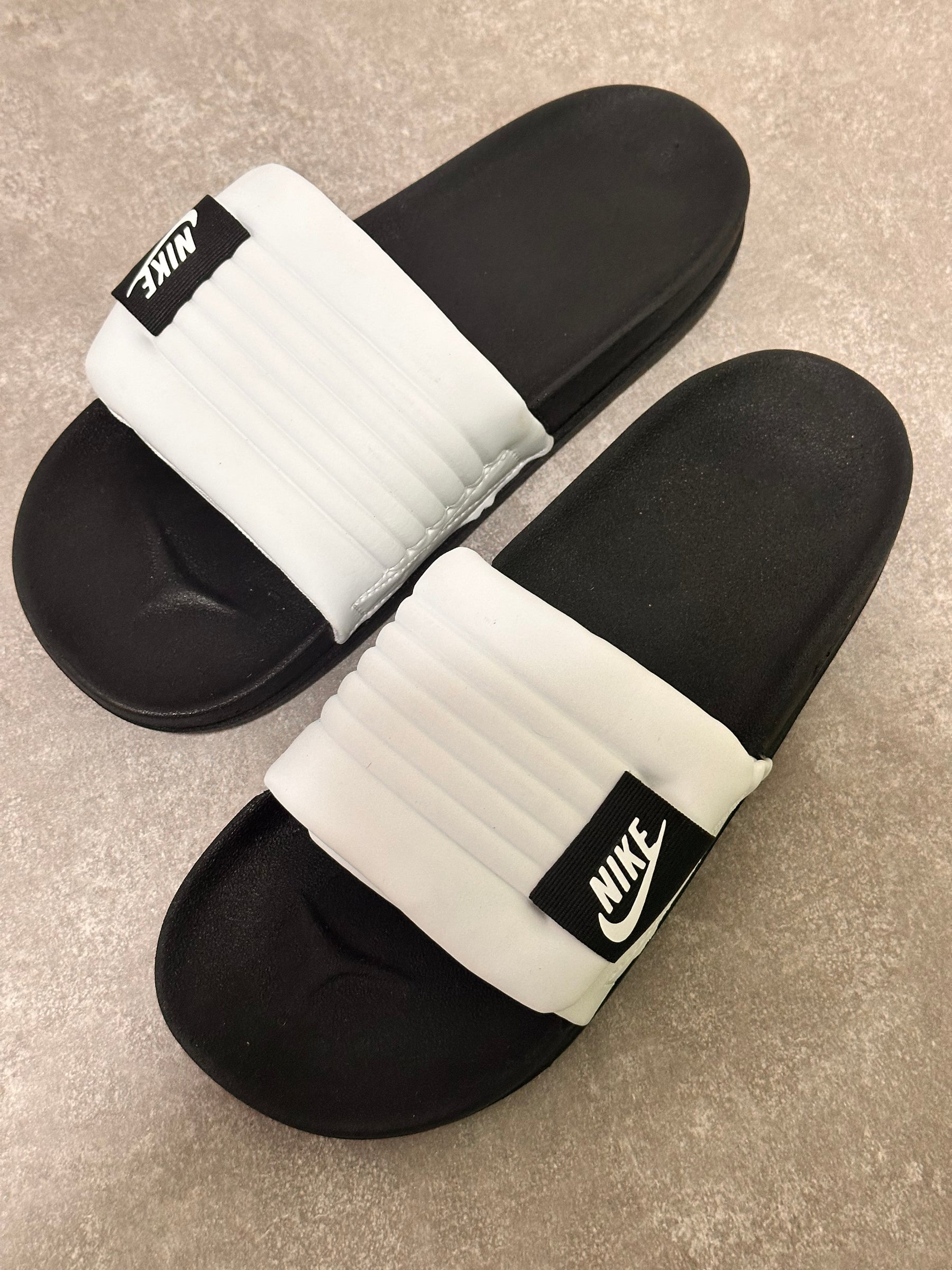 Chinelo Slide Nike Offcourt Adjust Preto e Branco